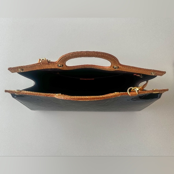 Luxurious Louis Vuitton Amarante Monogram Vernis Roxbury Drive Bag - Picture 6 of 8